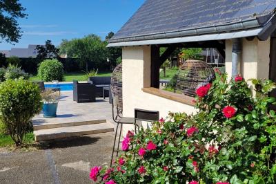 Miniature Location salle Bailleau-l'Évêque (Eure-et-Loir) - Le Domaine du Moulin 28 & SPA #7 Jardin en soirée avec des arbustes fleuris, éclairé par des lampes au sol, entouré d'arbres et de végétation.
