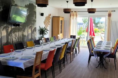 Miniature Location salle Bailleau-l'Évêque (Eure-et-Loir) - Le Domaine du Moulin 28 & SPA #13 Jardin en soirée avec des arbustes fleuris, éclairé par des lampes au sol, entouré d'arbres et de végétation.