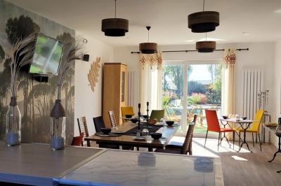 Miniature Location salle Bailleau-l'Évêque (Eure-et-Loir) - Le Domaine du Moulin 28 & SPA #19 Jardin en soirée avec des arbustes fleuris, éclairé par des lampes au sol, entouré d'arbres et de végétation.