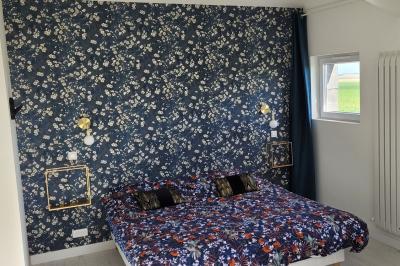 Miniature Location salle Bailleau-l'Évêque (Eure-et-Loir) - Le Domaine du Moulin 28 & SPA #32 Jardin en soirée avec des arbustes fleuris, éclairé par des lampes au sol, entouré d'arbres et de végétation.