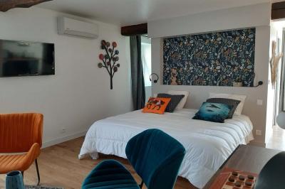 Miniature Location salle Bailleau-l'Évêque (Eure-et-Loir) - Le Domaine du Moulin 28 & SPA #29 Jardin en soirée avec des arbustes fleuris, éclairé par des lampes au sol, entouré d'arbres et de végétation.