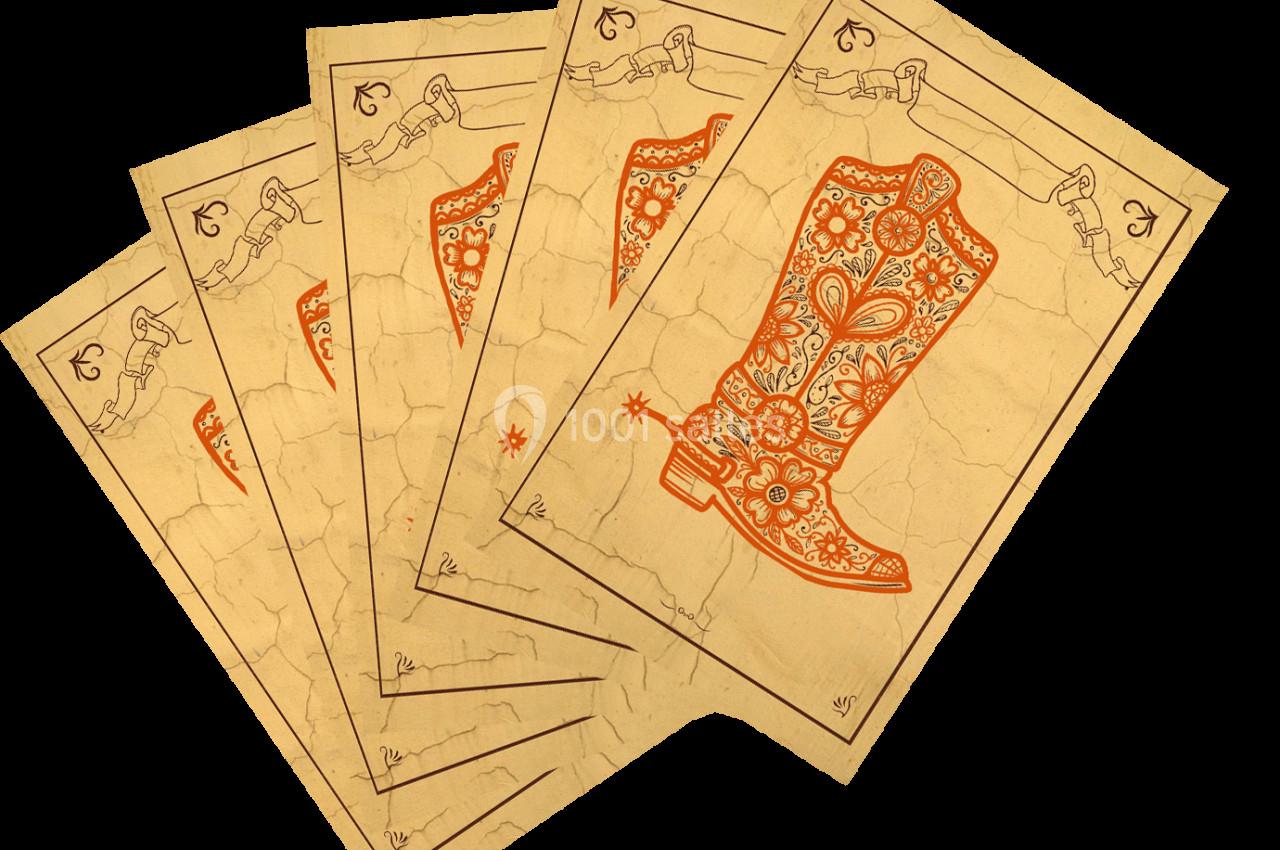 Cinq cartes de jeu illustrées avec des bottes décoratives rouges sur un fond beige.