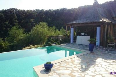 Miniature DJ Lagardelle-sur-Lèze (Haute-Garonne) - Pro Concept Evènement #19 Un couple de mariés s'embrasse sous une haie d'honneur formée par des pompiers tenant des roses rouges.