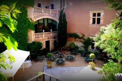 Miniature DJ Lagardelle-sur-Lèze (Haute-Garonne) - Pro Concept Evènement #18 Un couple de mariés s'embrasse sous une haie d'honneur formée par des pompiers tenant des roses rouges.