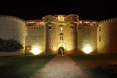 Miniature DJ Lagardelle-sur-Lèze (Haute-Garonne) - Pro Concept Evènement #27 Un couple de mariés s'embrasse sous une haie d'honneur formée par des pompiers tenant des roses rouges.