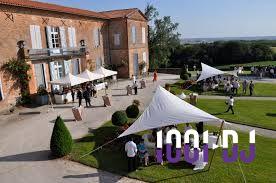 Miniature DJ Lagardelle-sur-Lèze (Haute-Garonne) - Pro Concept Evènement #30 Un couple de mariés s'embrasse sous une haie d'honneur formée par des pompiers tenant des roses rouges.
