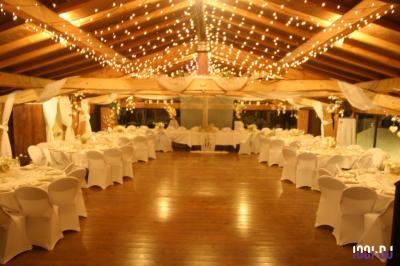 Miniature DJ Lagardelle-sur-Lèze (Haute-Garonne) - Pro Concept Evènement #31 Un couple de mariés s'embrasse sous une haie d'honneur formée par des pompiers tenant des roses rouges.