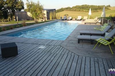 Miniature DJ Lagardelle-sur-Lèze (Haute-Garonne) - Pro Concept Evènement #34 Un couple de mariés s'embrasse sous une haie d'honneur formée par des pompiers tenant des roses rouges.