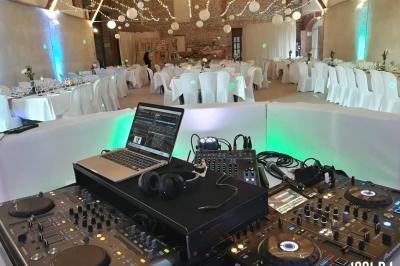 Miniature DJ Lagardelle-sur-Lèze (Haute-Garonne) - Pro Concept Evènement #14 Un couple de mariés s'embrasse sous une haie d'honneur formée par des pompiers tenant des roses rouges.