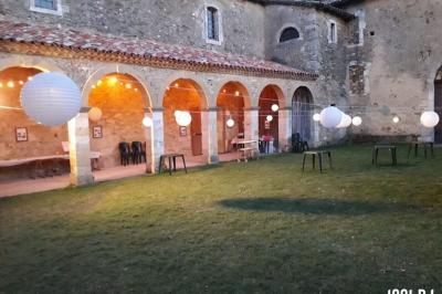 Miniature DJ Lagardelle-sur-Lèze (Haute-Garonne) - Pro Concept Evènement #40 Un couple de mariés s'embrasse sous une haie d'honneur formée par des pompiers tenant des roses rouges.