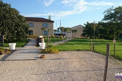 Miniature DJ Lagardelle-sur-Lèze (Haute-Garonne) - Pro Concept Evènement #41 Un couple de mariés s'embrasse sous une haie d'honneur formée par des pompiers tenant des roses rouges.