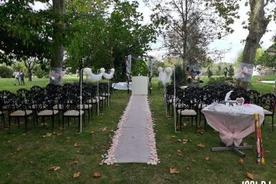 Miniature DJ Lagardelle-sur-Lèze (Haute-Garonne) - Pro Concept Evènement #42 Un couple de mariés s'embrasse sous une haie d'honneur formée par des pompiers tenant des roses rouges.