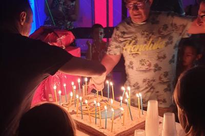 Miniature DJ Lagardelle-sur-Lèze (Haute-Garonne) - Pro Concept Evènement #43 Un couple de mariés s'embrasse sous une haie d'honneur formée par des pompiers tenant des roses rouges.