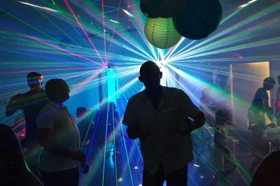 Miniature DJ Lagardelle-sur-Lèze (Haute-Garonne) - Pro Concept Evènement #7 Un couple de mariés s'embrasse sous une haie d'honneur formée par des pompiers tenant des roses rouges.