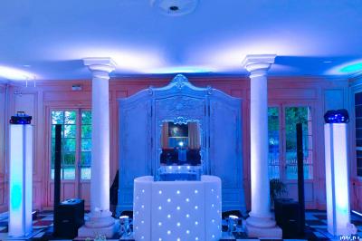 Miniature DJ Lagardelle-sur-Lèze (Haute-Garonne) - Pro Concept Evènement #44 Un couple de mariés s'embrasse sous une haie d'honneur formée par des pompiers tenant des roses rouges.