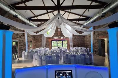 Miniature DJ Lagardelle-sur-Lèze (Haute-Garonne) - Pro Concept Evènement #16 Un couple de mariés s'embrasse sous une haie d'honneur formée par des pompiers tenant des roses rouges.