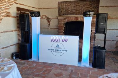 Miniature DJ Lagardelle-sur-Lèze (Haute-Garonne) - Pro Concept Evènement #46 Un couple de mariés s'embrasse sous une haie d'honneur formée par des pompiers tenant des roses rouges.