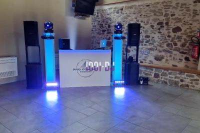 Miniature DJ Lagardelle-sur-Lèze (Haute-Garonne) - Pro Concept Evènement #9 Un couple de mariés s'embrasse sous une haie d'honneur formée par des pompiers tenant des roses rouges.