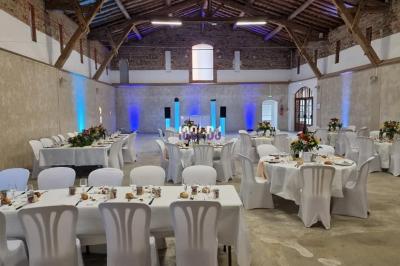 Miniature DJ Lagardelle-sur-Lèze (Haute-Garonne) - Pro Concept Evènement #48 Un couple de mariés s'embrasse sous une haie d'honneur formée par des pompiers tenant des roses rouges.