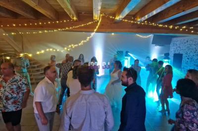 Miniature DJ Lagardelle-sur-Lèze (Haute-Garonne) - Pro Concept Evènement #11 Un couple de mariés s'embrasse sous une haie d'honneur formée par des pompiers tenant des roses rouges.