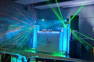 Miniature DJ Lagardelle-sur-Lèze (Haute-Garonne) - Pro Concept Evènement #2 Un couple de mariés s'embrasse sous une haie d'honneur formée par des pompiers tenant des roses rouges.