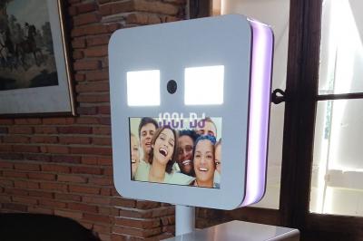 Miniature DJ Lagardelle-sur-Lèze (Haute-Garonne) - Pro Concept Evènement #15 Un couple de mariés s'embrasse sous une haie d'honneur formée par des pompiers tenant des roses rouges.