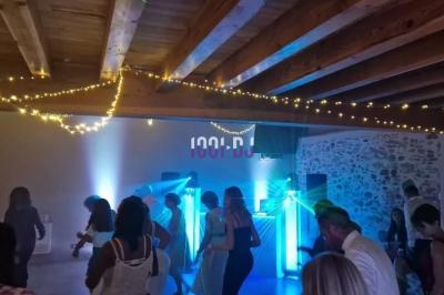 Vieille tour en briques rouges avec des fenêtres, entourée de végétation et d'un ciel bleu clair.