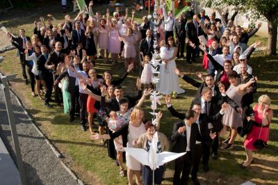 Miniature Night and Dream #3 Une mariée glisse une alliance au doigt de son partenaire lors d'une cérémonie de mariage.