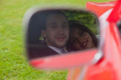 Miniature Night and Dream #4 Une mariée glisse une alliance au doigt de son partenaire lors d'une cérémonie de mariage.