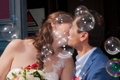 Miniature Night and Dream #5 Une mariée glisse une alliance au doigt de son partenaire lors d'une cérémonie de mariage.