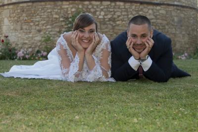 Miniature Night and Dream #9 Une mariée glisse une alliance au doigt de son partenaire lors d'une cérémonie de mariage.