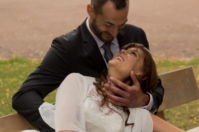 Miniature Night and Dream #14 Une mariée glisse une alliance au doigt de son partenaire lors d'une cérémonie de mariage.