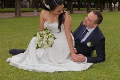 Miniature Night and Dream #10 Une mariée glisse une alliance au doigt de son partenaire lors d'une cérémonie de mariage.