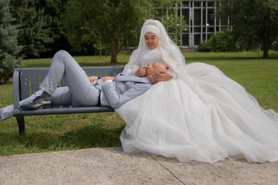 Miniature Night and Dream #19 Une mariée glisse une alliance au doigt de son partenaire lors d'une cérémonie de mariage.