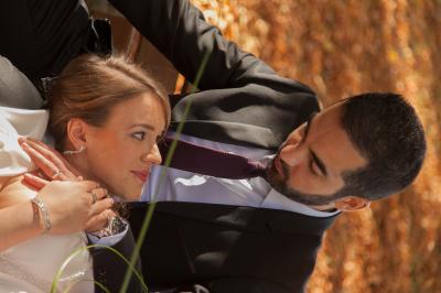 Miniature Night and Dream #8 Une mariée glisse une alliance au doigt de son partenaire lors d'une cérémonie de mariage.