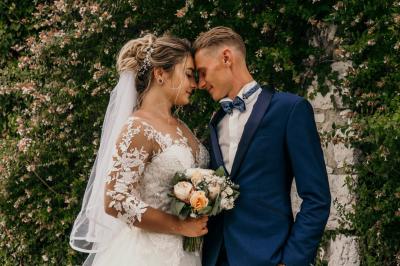 Miniature Night and Dream #24 Une mariée glisse une alliance au doigt de son partenaire lors d'une cérémonie de mariage.