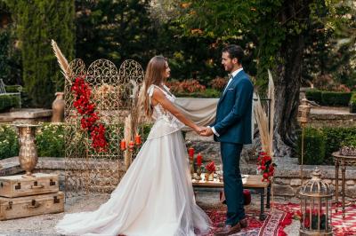 Miniature Night and Dream #25 Une mariée glisse une alliance au doigt de son partenaire lors d'une cérémonie de mariage.