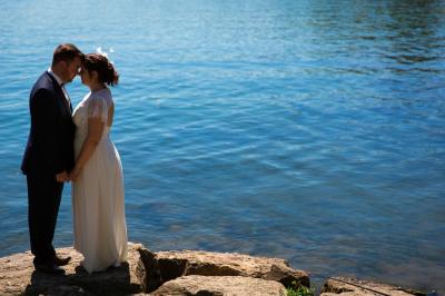 Miniature Night and Dream #27 Une mariée glisse une alliance au doigt de son partenaire lors d'une cérémonie de mariage.
