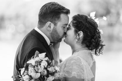 Miniature Night and Dream #28 Une mariée glisse une alliance au doigt de son partenaire lors d'une cérémonie de mariage.