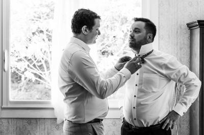 Miniature Night and Dream #30 Une mariée glisse une alliance au doigt de son partenaire lors d'une cérémonie de mariage.