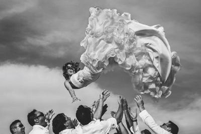 Miniature Night and Dream #32 Une mariée glisse une alliance au doigt de son partenaire lors d'une cérémonie de mariage.