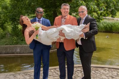 Miniature Night and Dream #35 Une mariée glisse une alliance au doigt de son partenaire lors d'une cérémonie de mariage.