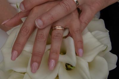 Miniature Night and Dream #37 Une mariée glisse une alliance au doigt de son partenaire lors d'une cérémonie de mariage.