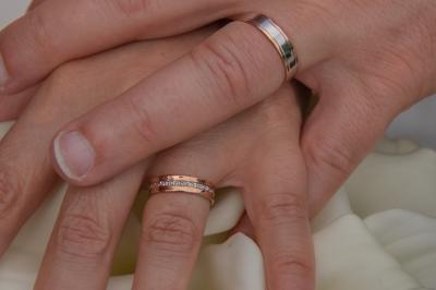 Miniature Night and Dream #38 Une mariée glisse une alliance au doigt de son partenaire lors d'une cérémonie de mariage.