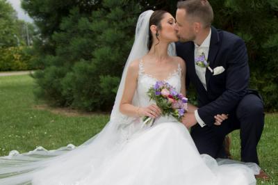 Miniature Night and Dream #40 Une mariée glisse une alliance au doigt de son partenaire lors d'une cérémonie de mariage.