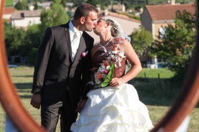 Miniature Night and Dream #41 Une mariée glisse une alliance au doigt de son partenaire lors d'une cérémonie de mariage.