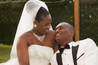 Miniature Night and Dream #43 Une mariée glisse une alliance au doigt de son partenaire lors d'une cérémonie de mariage.