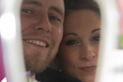 Miniature Night and Dream #45 Une mariée glisse une alliance au doigt de son partenaire lors d'une cérémonie de mariage.