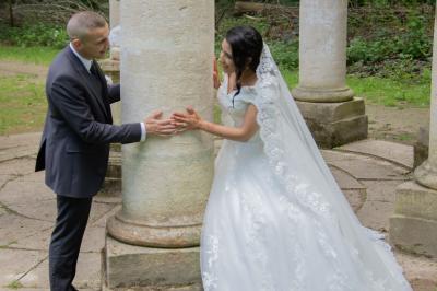 Miniature Night and Dream #49 Une mariée glisse une alliance au doigt de son partenaire lors d'une cérémonie de mariage.