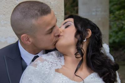 Miniature Night and Dream #50 Une mariée glisse une alliance au doigt de son partenaire lors d'une cérémonie de mariage.